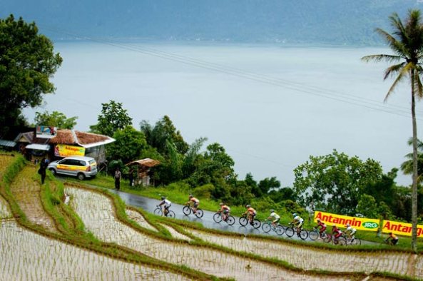indahnya pemandangan alam di sepanjang lintasan sepeda TdS diambil dari http://tourdesingkarak.com/uploads/default/files/singkarak2012_4-5111-3000.jpg
